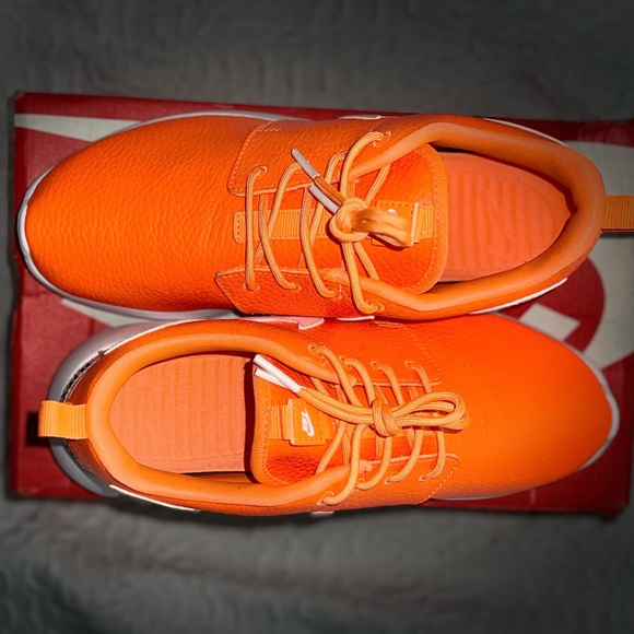 Women’s Nike Roshe Run - Picture 3 of 4